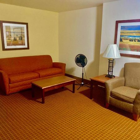 Park View Inn & Suites Hoisington Near Great Bend 外观 照片