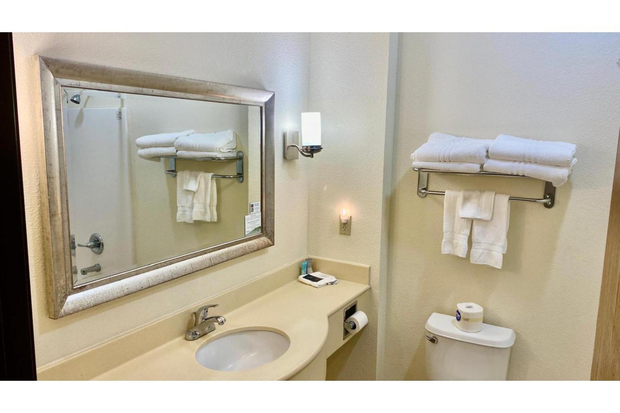 Park View Inn & Suites Hoisington Near Great Bend 外观 照片