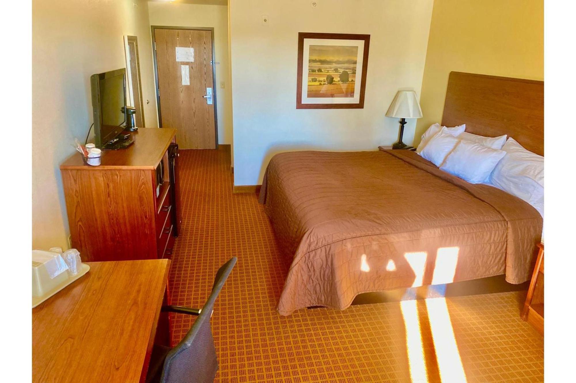 Park View Inn & Suites Hoisington Near Great Bend 外观 照片