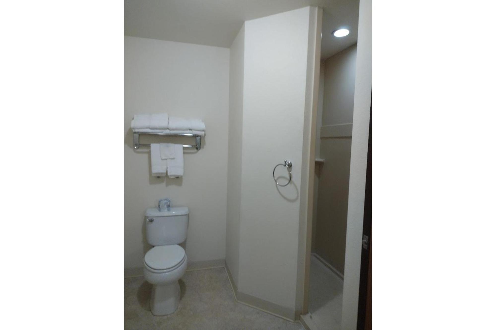 Park View Inn & Suites Hoisington Near Great Bend 外观 照片