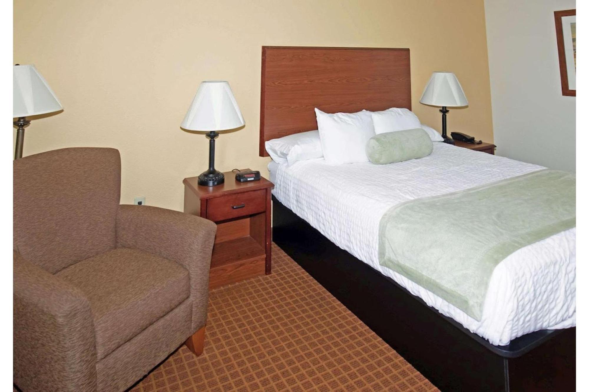 Park View Inn & Suites Hoisington Near Great Bend 外观 照片
