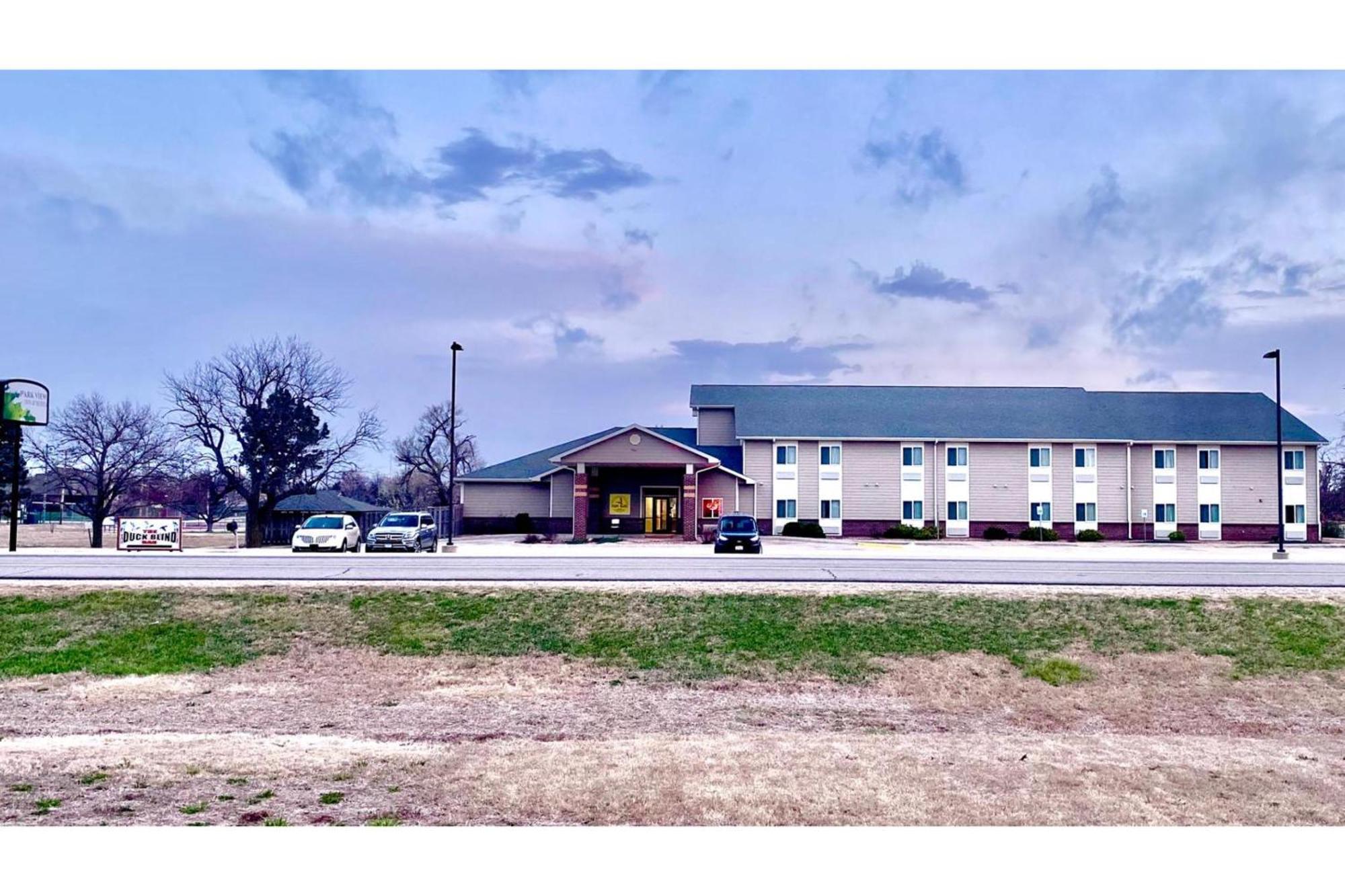 Park View Inn & Suites Hoisington Near Great Bend 外观 照片