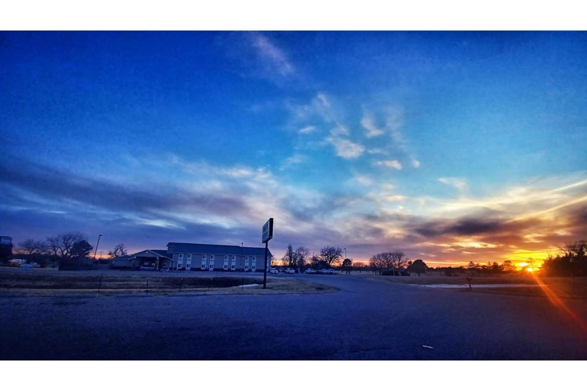 Park View Inn & Suites Hoisington Near Great Bend 外观 照片