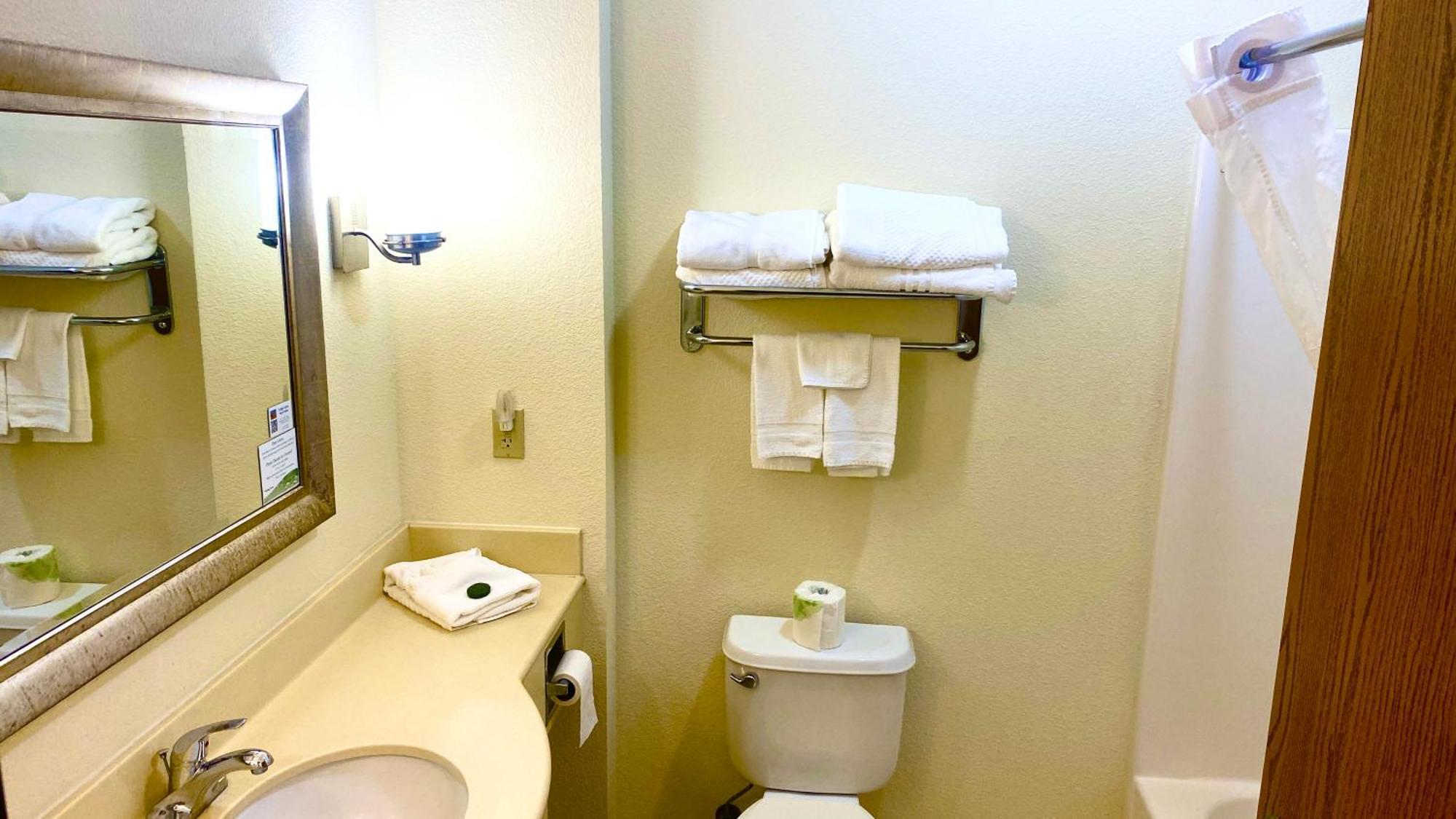 Park View Inn & Suites Hoisington Near Great Bend 外观 照片